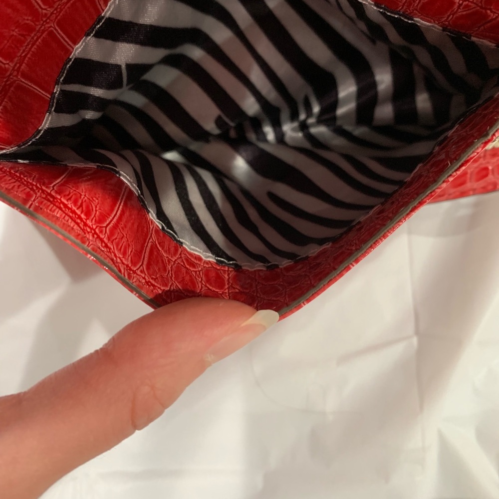 ☀️ CLEARANCE: Guess Lulin wristlet - Picture 4 of 8